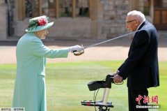 英国百岁老兵感染新冠入院 曾为医护募款感动世界