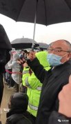 金沙娱场3833:被甜到!李兰娟返杭,丈夫郑树森院士接机牵住她的手